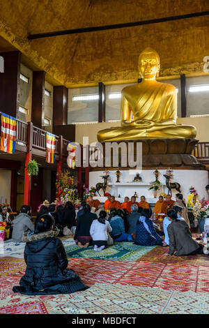 Sur la fête du Nouvel An khmer, les gens de la communauté d'Asie du Sud-Est assister à la cérémonie et prier Bouddha dans la Grande Pagode de Vincennes. Banque D'Images