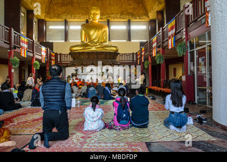 Sur la fête du Nouvel An khmer, les gens de la communauté d'Asie du Sud-Est assister à la cérémonie et prier Bouddha dans la Grande Pagode de Vincennes. Banque D'Images