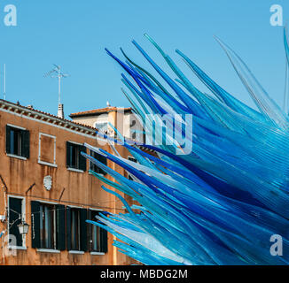 Sculpture d'art moderne en verre par Simone Cenedese en vertu de l'ancienne tour de l'horloge à l'île de Murano Banque D'Images