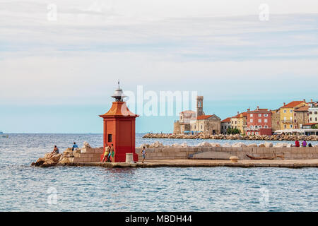 Piran, Slovénie. 26 août, 2012. Belle vue sur la côte avec un phare et une baie à l'aube. Mer Adriatique. Banque D'Images