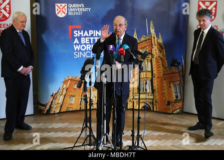 (De gauche à droite) l'ancien Taoiseach Bertie Ahern, le sénateur George Mitchell et Jonathan Powell lors d'un événement pour marquer le 20e anniversaire de l'Accord du Vendredi Saint, à l'Université Queen's de Belfast. Banque D'Images