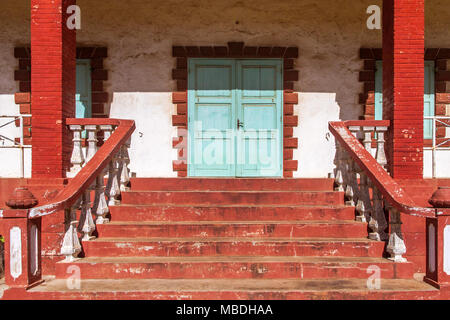 L'architecture coloniale typique de Diego Suarez (Antsiranana), au nord de Madagascar, avec la course le 14 octobre, 2016 Banque D'Images