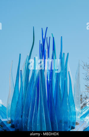 Sculpture d'art moderne en verre par Simone Cenedese en vertu de l'ancienne tour de l'horloge à l'île de Murano Banque D'Images