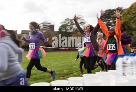 Dames enthousiastes en tutus, tournant au charity race in park Banque D'Images