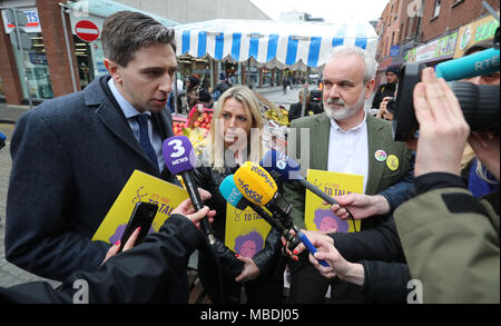 Le ministre de la Santé Simon Harris et la sénatrice indépendante Lynn Ruane, ancienne membre du Comité mixte Oireachtas sur le huitième amendement, et le directeur exécutif d'Amnesty International Irlande, Colm O'Gorman, s'adressant aux médias sur la rue Moore de Dublin pour lancer la campagne « c'est le temps de parler » d'Amnesty International. Banque D'Images