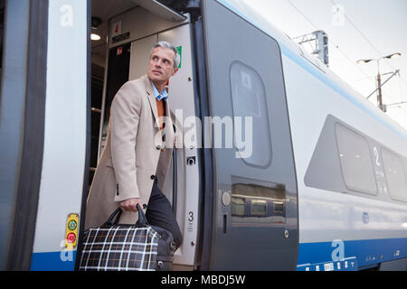 Businessman getting off train passager Banque D'Images