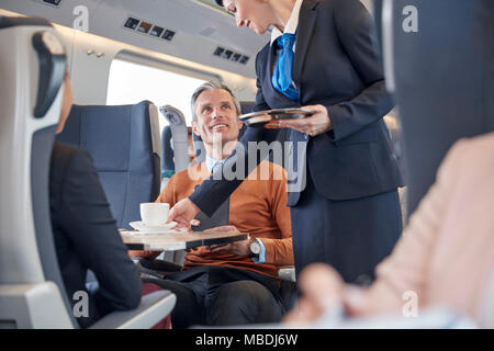 Servir le café à bord de trains de voyageurs sur l'homme Banque D'Images