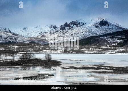 Montagnes couvertes de neige tranquille au-dessus de fjord, Kavasen, Langoya, Vesteralen, Norvège Banque D'Images