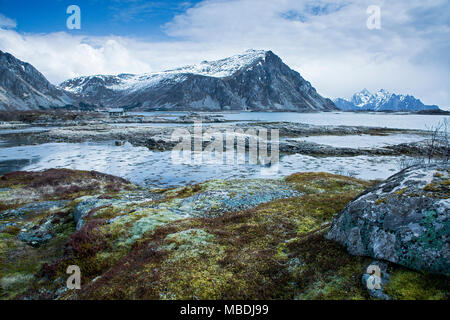 Des roches couvertes de mousse entre les montagnes et fjord à distance, Langraget, Lofoten, Norvège Banque D'Images