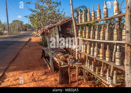 Vente de souvenirs sur la route de ramena, près de Diego Suarez (Antsiranana), au nord de Madagascar Banque D'Images