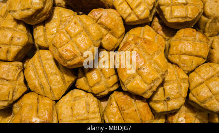 Scones au fromage traditionnel sur fond blanc Banque D'Images