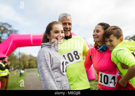 Famille heureuse porteur de charity run Banque D'Images