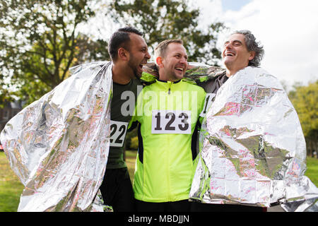 Heureux homme marathoniens rétractable dans une couverture thermique Banque D'Images