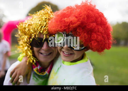 Portrait de la mère et de l'espiègle fils portant des perruques et des lunettes Banque D'Images