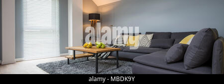 Lampe dans le coin de salon confortable avec table en bois d'intérieur et jaune oreiller sur canapé Banque D'Images