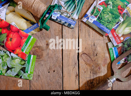 Potager graines dans des paquets sur un banc de rempotage, Norfolk, Angleterre Banque D'Images