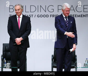 L'ancien Premier Ministre Tony Blair et l'ancien président américain Bill Clinton lors d'un événement pour marquer le 20e anniversaire de l'Accord du Vendredi Saint, à l'Université Queen's de Belfast. Banque D'Images