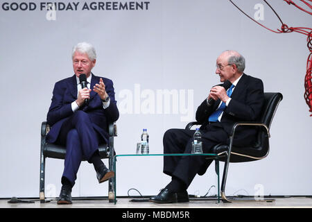 L'ancien président américain Bill Clinton et le sénateur George Mitchell à un événement pour marquer le 20e anniversaire de l'Accord du Vendredi Saint, à l'Université Queen's de Belfast. Banque D'Images