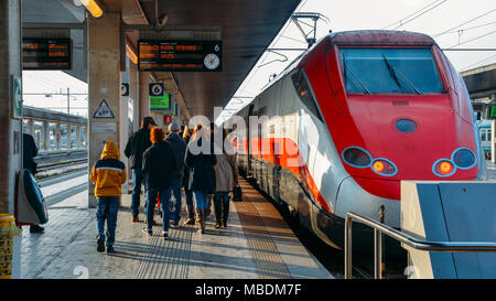 Venise, Italie - Mars 26th, 2018 : Les passagers prêts à bord du train à grande vitesse Frecciarossa à la gare de Venise Sainte-lucie Banque D'Images