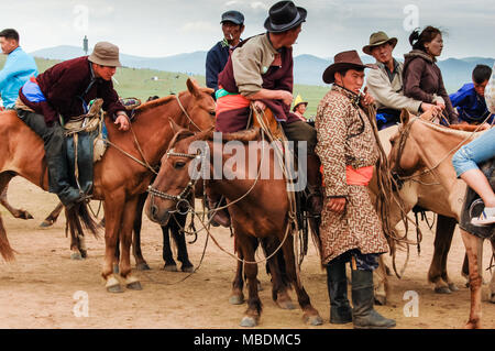 Khui Doloon Khudag, la Mongolie - le 12 juillet 2010 : les Mongols au naadam (la Mongolie au plus important festival) course de chevaux sur la steppe près de Oulan-bator Banque D'Images