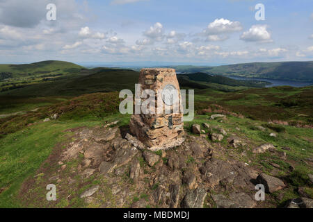 OS trig point sur le sommet de Gowbarrow Fell fell, Parc National de Lake district, comté de Cumbria, Angleterre, Royaume-Uni Banque D'Images