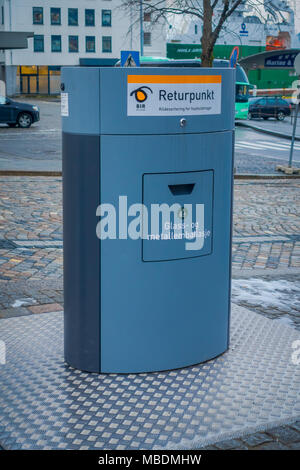 BERGEN, NORVÈGE - avril 03, 2018 : vue extérieure du bac de recyclage de la ville, avec une image avec du plastique et des métaux ne permettre qu'à Bergen Banque D'Images