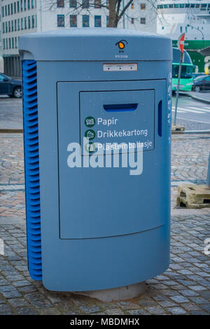 BERGEN, NORVÈGE - avril 03, 2018 : vue extérieure du bac de recyclage de la ville, avec une image avec du plastique et des métaux ne permettre qu'à Bergen Banque D'Images