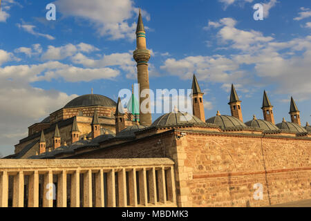 Mausolée de Mevlana de coupoles et tour en Turquie Banque D'Images