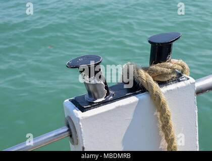 Close-up nautical knot corde nouée autour de jeu sur bateau ou navire amarre de bateau. Banque D'Images