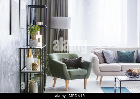 Fauteuil vert et de la table dans le salon intérieur avec copie espace et vase décoratif sur la tablette Banque D'Images