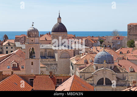 Vue de la tour de l'horloge, la cathédrale et l'Église Saint-blaise de la mur de la ville, vieille ville, Dubrovnik, Croatie Banque D'Images