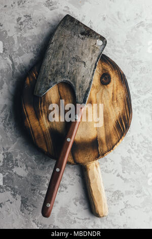 Rustique ancienne ax pour la viande sur une planche en bois Banque D'Images