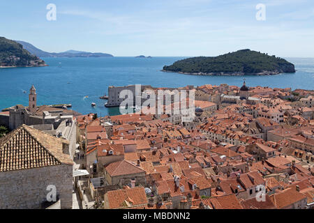 Vue sur le Vieux Port et l'île de Lokrum du mur de la ville, vieille ville, Dubrovnik, Croatie Banque D'Images