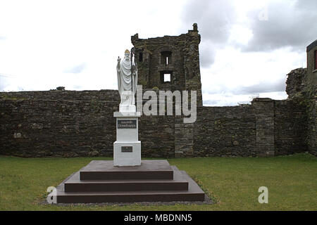 Statue de Saint Patrick c'était un cinquième siècle Romano et l'évêque missionnaire chrétienne en Irlande. Dans le parc du château d'carriganass.L'Irlande Banque D'Images