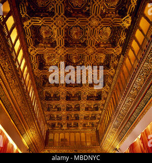 Aljaferia Palace. Palais des Rois Catholiques. 15e siècle. Plafond à caissons de la salle du trône, le style mudéjar. Zaragoza, Aragon, Espagne. Banque D'Images