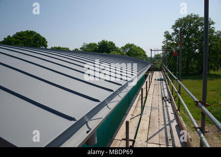 Le toit de zinc incurvée moderne du bâtiment. Le ruissellement des eaux de pluie en structure convexe gouttières zinc. Banque D'Images