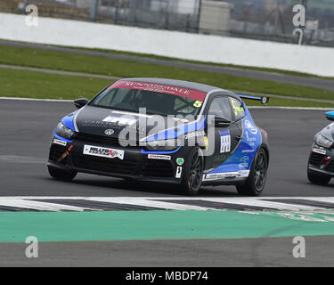 Silverstone, Towcester, Northamptonshire, en Angleterre, le dimanche 1er avril 2018. Anthony Prendergast, VW Scirocco, dans le sport Milltek VW Racing Cup, événement Banque D'Images