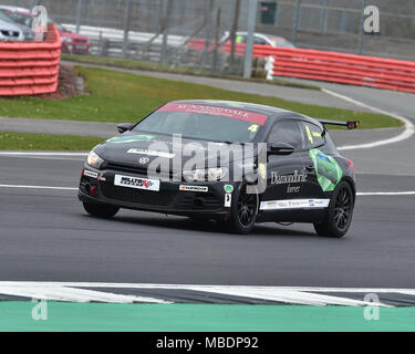 Silverstone, Towcester, Northamptonshire, en Angleterre, le dimanche 1er avril 2018. Dennis Strandberg, VW Scirocco, lauréat du Sport Milltek VW Racing Cup, e Banque D'Images