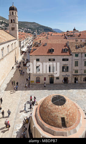 Avec Stradun Monastère Franciscain (à gauche) et la grande fontaine Onophrian, vieille ville, Dubrovnik, Croatie Banque D'Images
