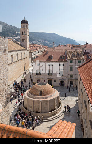 Avec Stradun Monastère Franciscain (à gauche) et la grande fontaine Onophrian, vieille ville, Dubrovnik, Croatie Banque D'Images