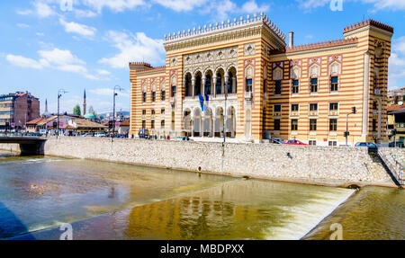 L'Hôtel de ville historique de Sarajevo sur la rivière Miljacka dans le vieux centre-ville Banque D'Images