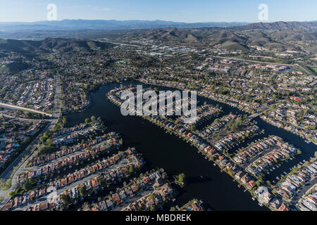Vue aérienne de l'île de Westlake et le lac à Thousand Oaks et Westlake Village quartiers dans le sud de la Californie. Banque D'Images
