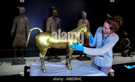 De 0001 sous embargo mercredi 11 avril un cheval en bronze doré est ajouté à l'exposition le Premier Empereur de Chine et les guerriers de terre cuite à Liverpool's World Museum. Banque D'Images