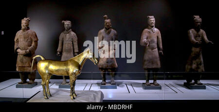 De 0001 sous embargo mercredi 11 avril un cheval en bronze doré est ajouté à l'exposition le Premier Empereur de Chine et les guerriers de terre cuite à Liverpool's World Museum. Banque D'Images