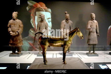 De 0001 sous embargo mercredi 11 avril un cheval en bronze doré est ajouté à l'exposition le Premier Empereur de Chine et les guerriers de terre cuite à Liverpool's World Museum. Banque D'Images