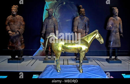 De 0001 sous embargo mercredi 11 avril un cheval en bronze doré est ajouté à l'exposition le Premier Empereur de Chine et les guerriers de terre cuite à Liverpool's World Museum. Banque D'Images