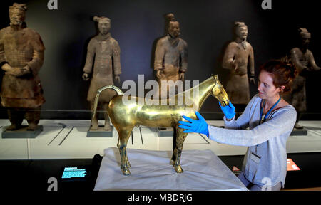 De 0001 sous embargo mercredi 11 avril un cheval en bronze doré est ajouté à l'exposition le Premier Empereur de Chine et les guerriers de terre cuite à Liverpool's World Museum. Banque D'Images