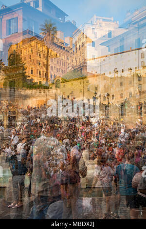 Un résumé de l'exposition photo de multiples personnes dans le quartier populaire connu comme la place d'Espagne (Scalinata di Trinità dei Monti) entre la Piazza di Banque D'Images