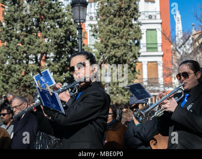 Flûtiste jouant dans le cadre d'une fanfare dans une parade de Pâques, Semana Santa (Semaine Sainte) défilés, Madrid, Espagne, 2018 Banque D'Images