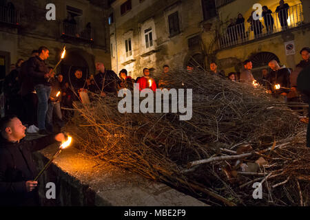 SESSA AURUNCA, ITALIE - 30 mars 2018 - Le jour de Pâques le Vendredi saint, au coucher du soleil, pendant le défilé des capots noir, les hommes la lumière de joie sur les coins de rue Banque D'Images